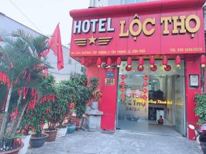 a hotel loco with a red sign on a building at Khách Sạn Lộc Thọ in Ho Chi Minh City