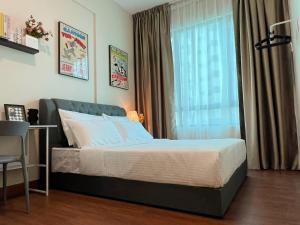 um quarto com uma cama e uma janela em Greenfield Residence Sunway Pyramid em Kuala Lumpur