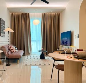 uma sala de estar com um sofá e uma mesa em Greenfield Residence Sunway Pyramid em Kuala Lumpur