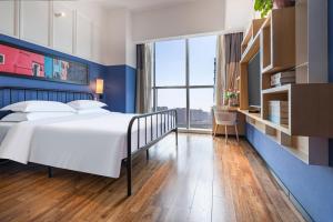 Postel nebo postele na pokoji v ubytování Happy Inn-Zhengzhou Railway St ation Erqi Square Branch喜鹊愉家酒店锦荣国际轻纺城店