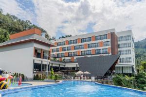 Bazén v ubytování Gulala Azana Hotel & Resort Guci Tegal nebo v jeho okolí