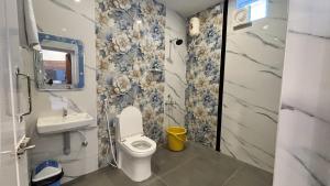 a bathroom with a toilet and a sink at Ta Cabana Beach house-Pondicherry in Pondicherry +21 photos