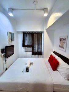 Postel nebo postele na pokoji v ubytování Makati Poblacion Hotel