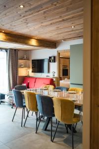 圣索林达尔沃Appartement neuf en hyper centre station - 8/9 personnes的餐厅里有一张桌子和几把椅子