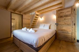 圣索林达尔沃Appartement neuf en hyper centre station - 8/9 personnes的一间卧室,配有一张带两个泰迪熊的床