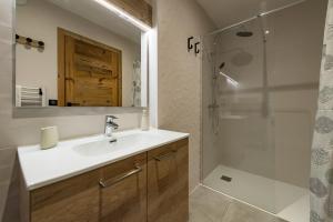 圣索林达尔沃Appartement neuf en hyper centre station - 8/9 personnes的带水槽和淋浴的浴室 更多15张照片