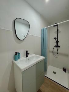 bagno con lavandino e specchio a parete di Galteo Naranja a Ronda