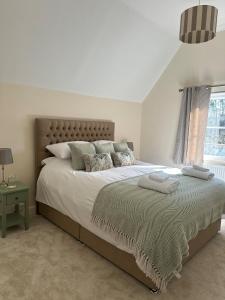 Voodi või voodid majutusasutuse Charming Country Cottage with Lovely Views toas