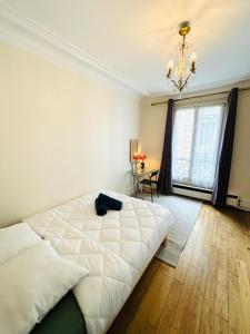 Postel nebo postele na pokoji v ubytování Appartement Tour Eiffel Chapu