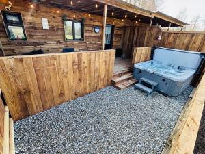 Patio nebo venkovní prostory v ubytování The Hideaway Cabin with Hot Tub