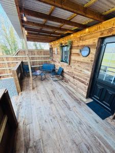 Balkón nebo terasa v ubytování The Hideaway Cabin with Hot Tub