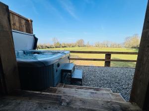 Fotografie z fotogalerie ubytování The Hideaway Cabin with Hot Tub v destinaci Naas