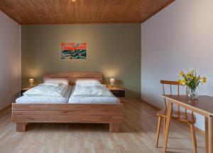 a bedroom with two beds and a table at Waldpension Schiefling am See in Schiefling am See