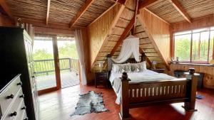 - une chambre avec un lit dans une maison en bois dans l'établissement Kruger Kumba - Mugwenzi, à Marloth Park