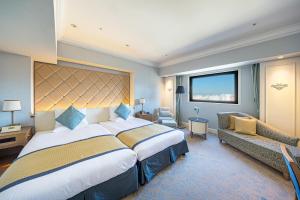 a hotel room with a large bed and a couch at Hotel Okura Tokyo Bay in Urayasu +60 photos