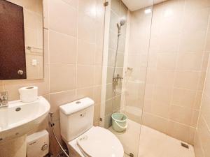 Un baño con inodoro, lavabo y ducha. en Best Family Suite Experience, en Iloilo City 11 fotos más