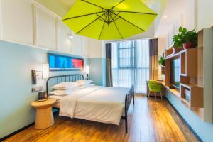 Postel nebo postele na pokoji v ubytování Happy Inn-Zhengzhou Railway St ation Erqi Square Branch喜鹊愉家酒店锦荣国际轻纺城店