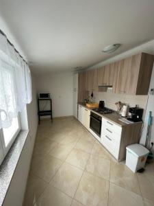 Kuchyňa alebo kuchynka v ubytovaní Apartmani Krišto 2 Zadar