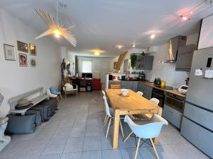 ヴェルトゥにあるBEAUTOUR VERTOU 4 people Wi-Fi TV 1 parking spaceのキッチン、ダイニングルーム(木製テーブル付)