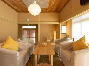 un salon avec des canapés et une table dans l'établissement ALL SEASON RESORT No6 Shiokaze, à Ichinomiya