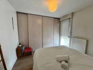 ヴェルトゥにあるBEAUTOUR VERTOU 4 people Wi-Fi TV 1 parking spaceのタオルが敷かれたベッドのある寝室