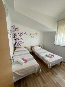 Posteľ alebo postele v izbe v ubytovaní Apartmani Krišto 2 Zadar