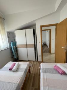 Posteľ alebo postele v izbe v ubytovaní Apartmani Krišto 2 Zadar