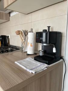 ekspres do kawy na ladzie w kuchni w obiekcie Apartmani Krišto 2 Zadar w mieście Zadar