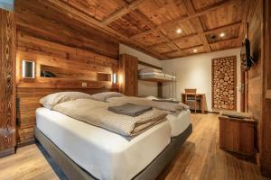 Postel nebo postele na pokoji v ubytování Hôtel Le Grand Chalet