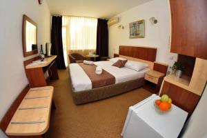 a hotel room with a large bed and a desk at Hotel Miorita Neptun in Neptun