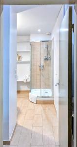 a bathroom with a shower with a glass door at Boudoir de la Sagesse in Périgueux