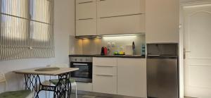 A kitchen or kitchenette at BaSiLiKoS