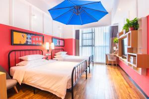 Postel nebo postele na pokoji v ubytování Happy Inn-Zhengzhou Railway St ation Erqi Square Branch喜鹊愉家酒店锦荣国际轻纺城店