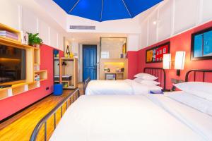 Postel nebo postele na pokoji v ubytování Happy Inn-Zhengzhou Railway St ation Erqi Square Branch喜鹊愉家酒店锦荣国际轻纺城店