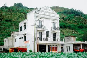 迪昂Roadsidevilla's的一座位于山上的白色建筑,设有阳台