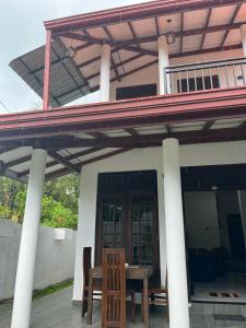 una casa con mesa y sillas bajo un techo en KP House - Near Tangalle Beach, en Tangalle