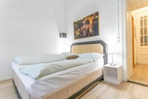 Łóżko lub łóżka w pokoju w obiekcie Chic Apartment- Suitable for Longstays near Matzleinsforferplatz