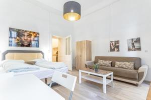 salon z łóżkiem i kanapą w obiekcie Chic Apartment- Suitable for Longstays near Matzleinsforferplatz w Wiedniu