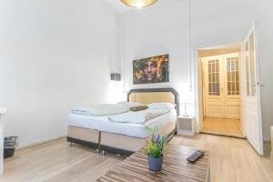 Łóżko lub łóżka w pokoju w obiekcie Chic Apartment- Suitable for Longstays near Matzleinsforferplatz