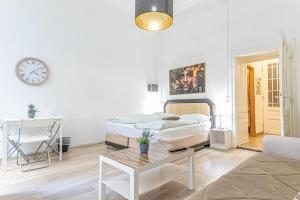 Łóżko lub łóżka w pokoju w obiekcie Chic Apartment- Suitable for Longstays near Matzleinsforferplatz