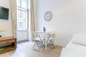 Telewizja i/lub zestaw kina domowego w obiekcie Chic Apartment- Suitable for Longstays near Matzleinsforferplatz