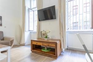 Telewizja i/lub zestaw kina domowego w obiekcie Chic Apartment- Suitable for Longstays near Matzleinsforferplatz
