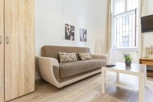 salon z kanapą i stołem w obiekcie Chic Apartment- Suitable for Longstays near Matzleinsforferplatz w Wiedniu