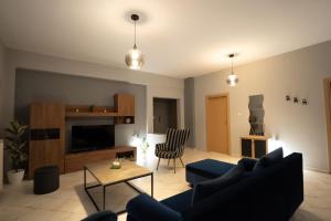 A television and/or entertainment centre at Meteora House with a view