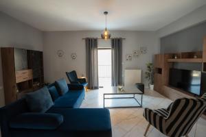 A seating area at Meteora House with a view