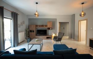 A television and/or entertainment centre at Meteora House with a view