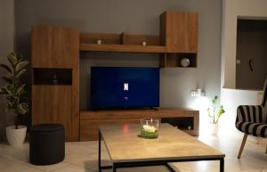 A television and/or entertainment centre at Meteora House with a view