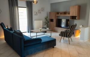 A seating area at Meteora House with a view