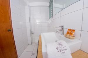 Bilik mandi di Hostal Los Andes