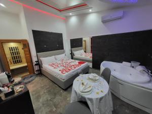 Postel nebo postele na pokoji v ubytování B&B GRECALE Suite & Spa